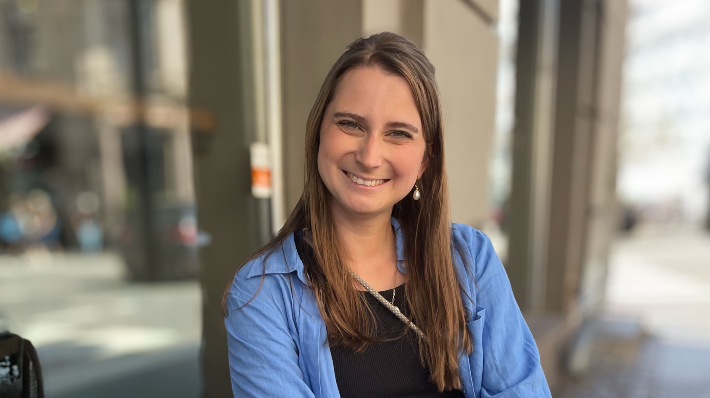 Jasmin1 Kopie Frau lächelt in die Kamera Rednerin Traurednerin