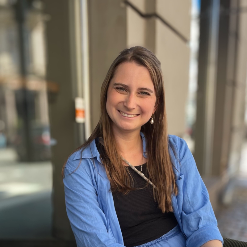 Frau lächelt in die Kamera Rednerin Traurednerin